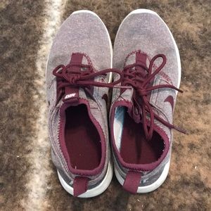 Nike maroon tennis shoes